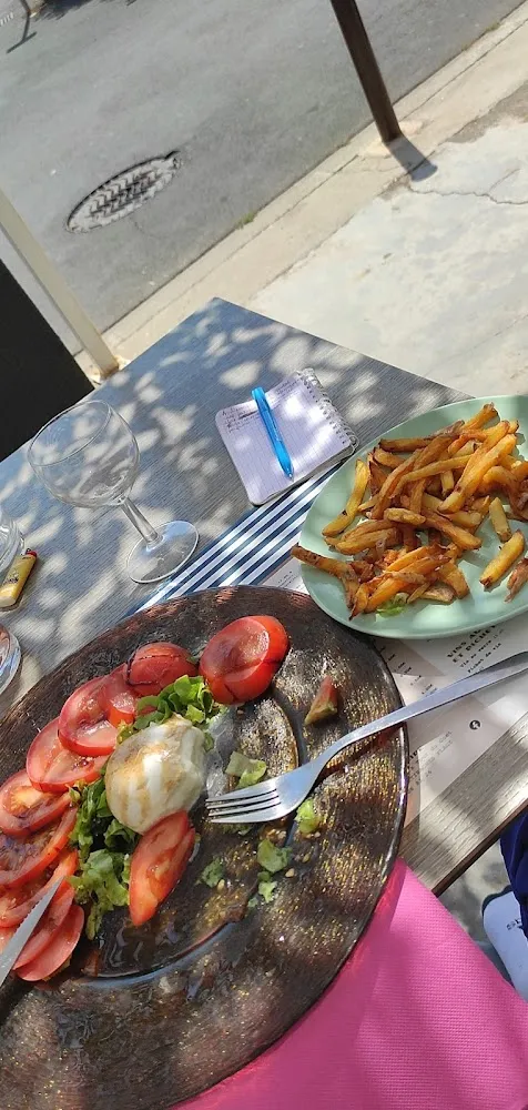 Salade Tomates Et Mozza Avec Une Assiette de Frites Maison